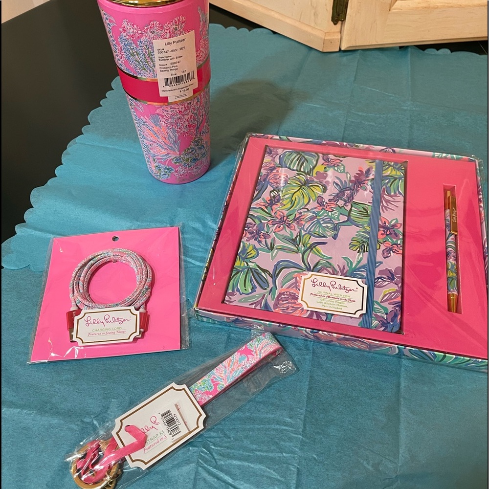 Lilly Pulitzer is ready for a day out in the sun. Keep up with things you need!